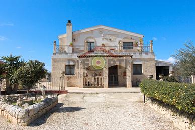 Villa con Piscina e Giardino - Marina Di Ragusa