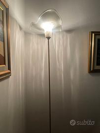 Lampada a terra in ottone e vetro di Murano