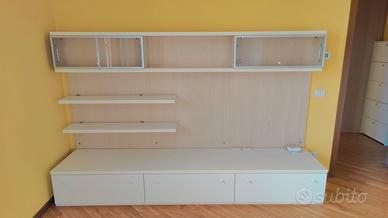 PARETE ATTREZZATA E MOBILE SALA 