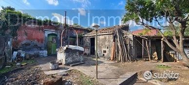 Rustico -casa singola con terreno a macchia