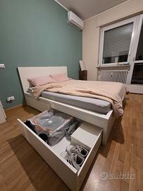 Letto matrimoniale bianco con doghe e 4 cassettoni