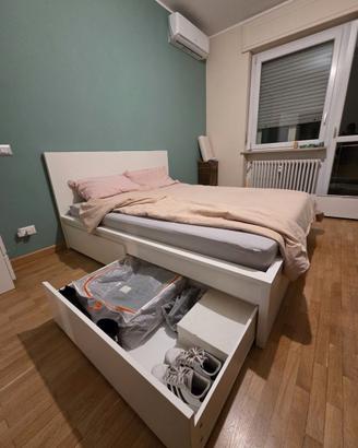 Letto matrimoniale bianco con doghe e 4 cassettoni