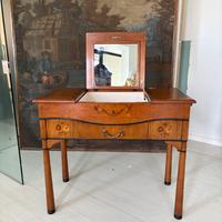 Toilette in legno intarsiato