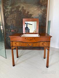 Toilette in legno intarsiato