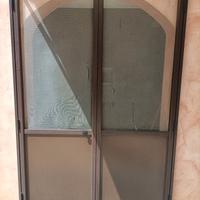 porta in alluminio con zanzariera.