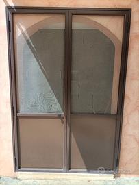 porta in alluminio con zanzariera.