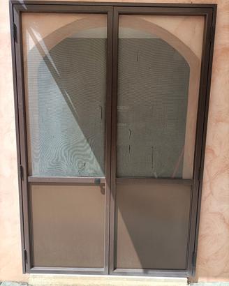 porta in alluminio con zanzariera.