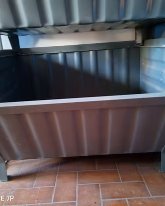 Contenitore a bocca di lupo in acciaio