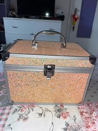Cofanetto trucchi con specchio all’interno