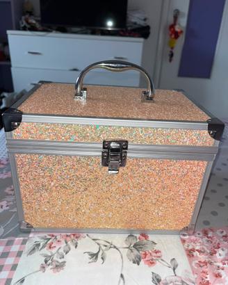 Cofanetto trucchi con specchio all’interno