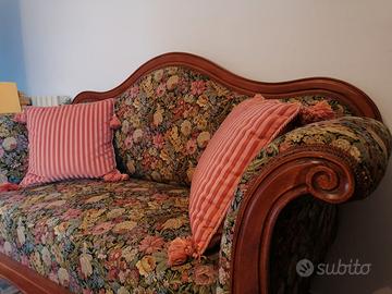 Divano fiorato stile classico vintage