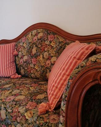 Divano fiorato stile classico vintage