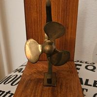 scultura in ottone di elica Navale 