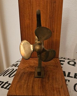 scultura in ottone di elica Navale 