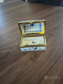 Porta pillole vintage in porcellana Del Prado