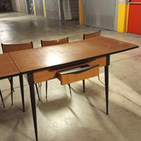 Tavolo da pranzo Salvarani con le sue sedie