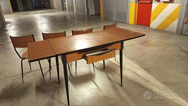 Tavolo da pranzo Salvarani con le sue sedie