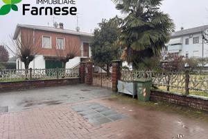 Villa di 368 m² con più di 5 locali e box auto dop