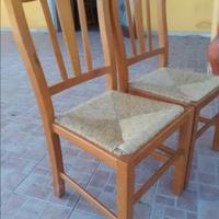 Sedie in legno massello.