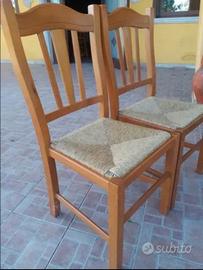 Sedie in legno massello.