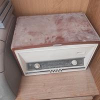 radio antica con giradischi 