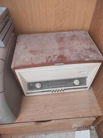 radio antica con giradischi 