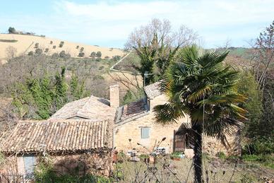 Casale in frazione Montesicuro