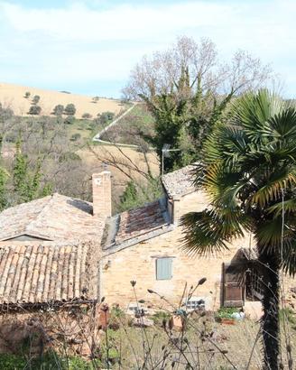 Casale in frazione Montesicuro