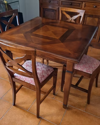 Tavolo e sedie salotto