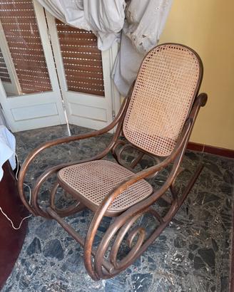 Sedia a dondolo in legno curvato con paglia Vienna