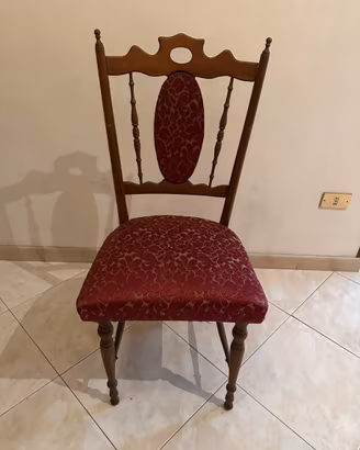 Mobili in stile classico , sedie , letto e comò