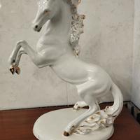 Cavallo bianco e oro in porcellana
