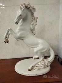 Cavallo bianco e oro in porcellana