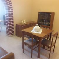 tavolo quadrato con sedie