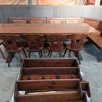  tavolo con cassapanca da 10 posti in legno.