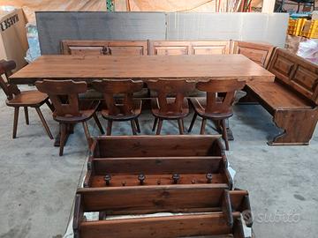  tavolo con cassapanca da 10 posti in legno.