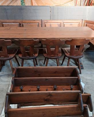  tavolo con cassapanca da 10 posti in legno.