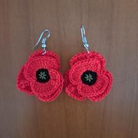 orecchini papavero lavorati all'uncinetto 