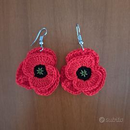 orecchini papavero lavorati all'uncinetto 
