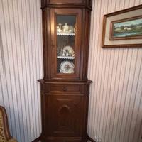 Mobile angolare in legno massello con vetrinetta