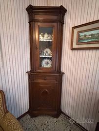 Mobile angolare in legno massello con vetrinetta