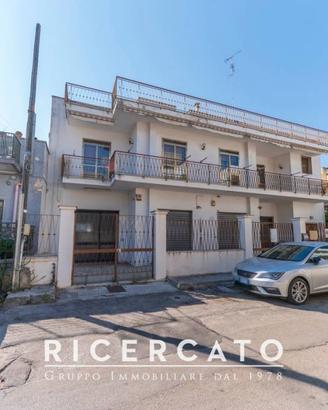 Casa indipendente di 500 m² con più di 5 locali a 