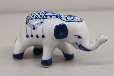 Elefantino in ceramica blu e bianco