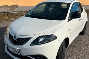 Lancia Y ibrida