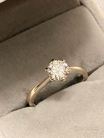 Anello solitario in oro 18kt 0,95ct