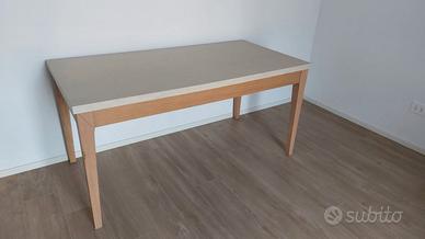 Tavolo da pranzo in legno e laminato