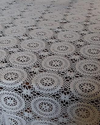 Tovaglia in cotone fatta ad uncinetto