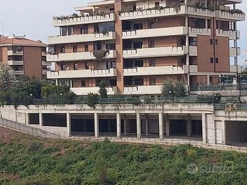 Box / Garage di 887 m² a Roma