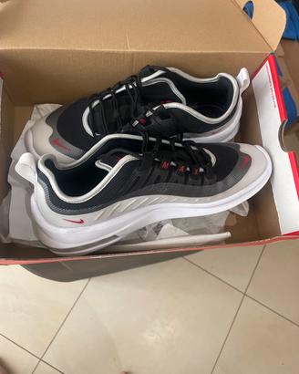 Nike nuove nr 43 €70 non trattabile non perdiamo.