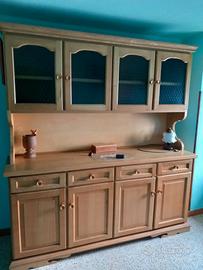 Credenza in legno con alzata e ante in vetro